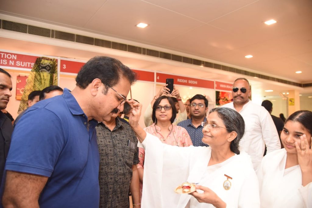 जयपुर सोडाला सेवा केंद्र द्वारा बेंड बाजा बारात एग्जिबिशन में ब्रह्मकुमारीज द्वारा आयजित किया गया जिसमें magic of vibrations my inner beauty makes me look beautiful के नाम से स्टोल लगाया गया जिसका उदघाटन माननीय प्रताप सिंह खाचरयावस केबिनेट मंत्री के करकमलों द्वारा हुआ